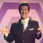 Rodrigo Faro surge como Silvio Santos em foto do filme sobre o apresentador