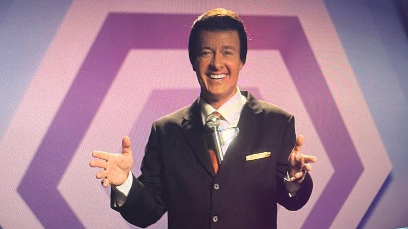 Rodrigo Faro surge como Silvio Santos em foto do filme sobre o apresentador